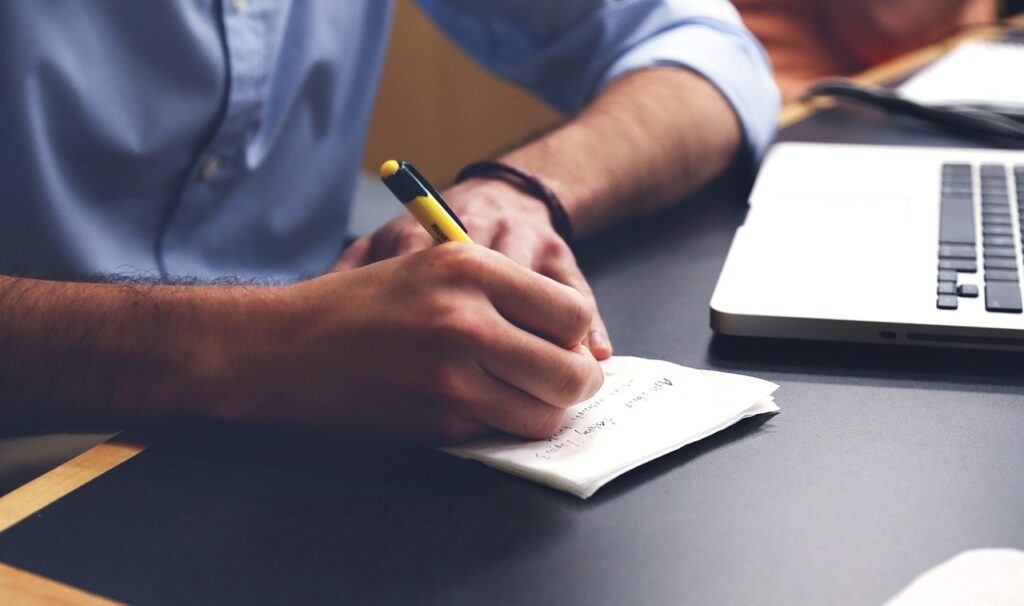 社会人が仕事を辞めずに資格を取るための方法は？