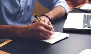 社会人が仕事を辞めずに資格を取るための方法は？