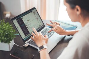 社会人が副業で役立つ資格はこれだ！どれを選べばいい？